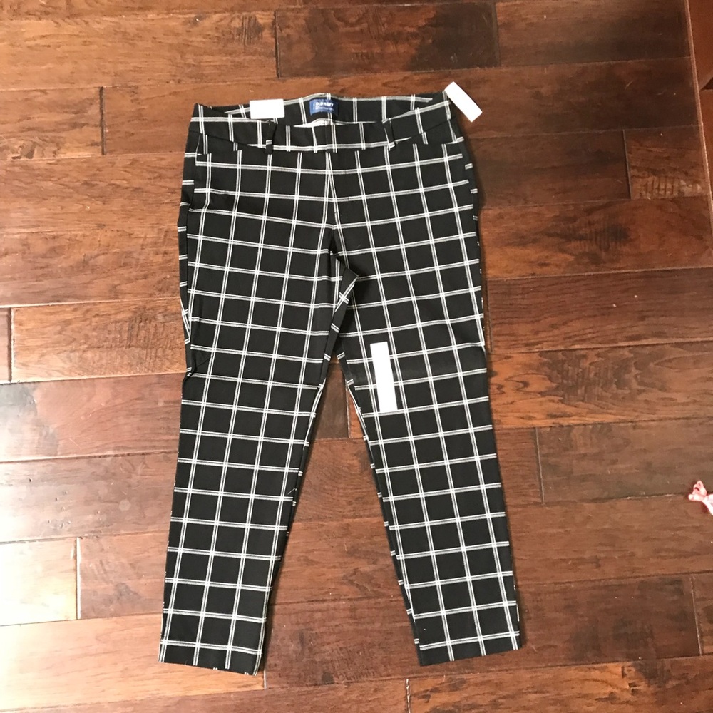 Old Navy Mid-Rise Pixie Angle Length NWT